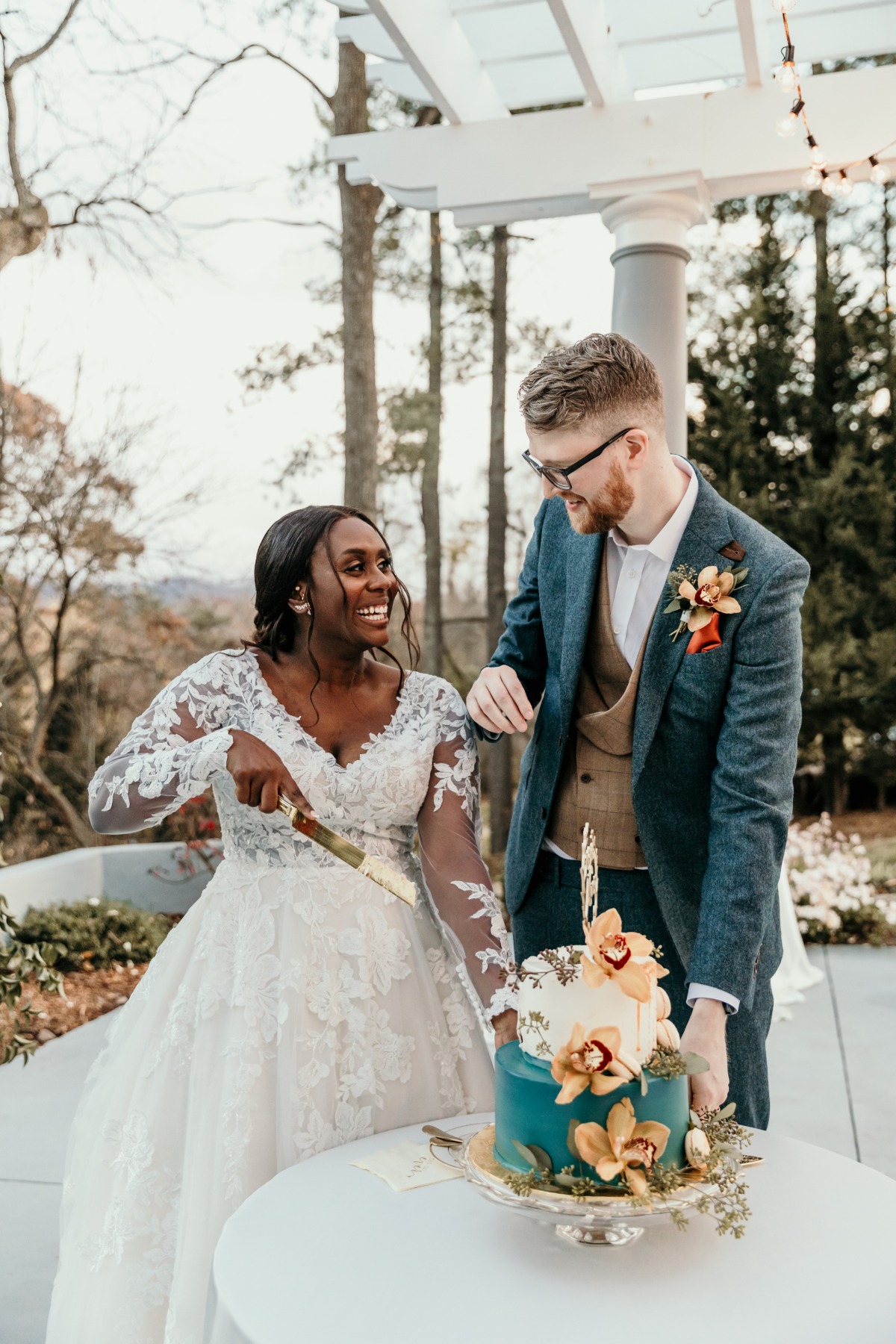 cutting the wedding cake