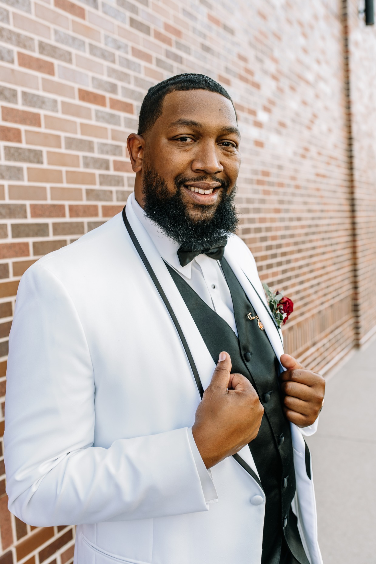 groom in white suit