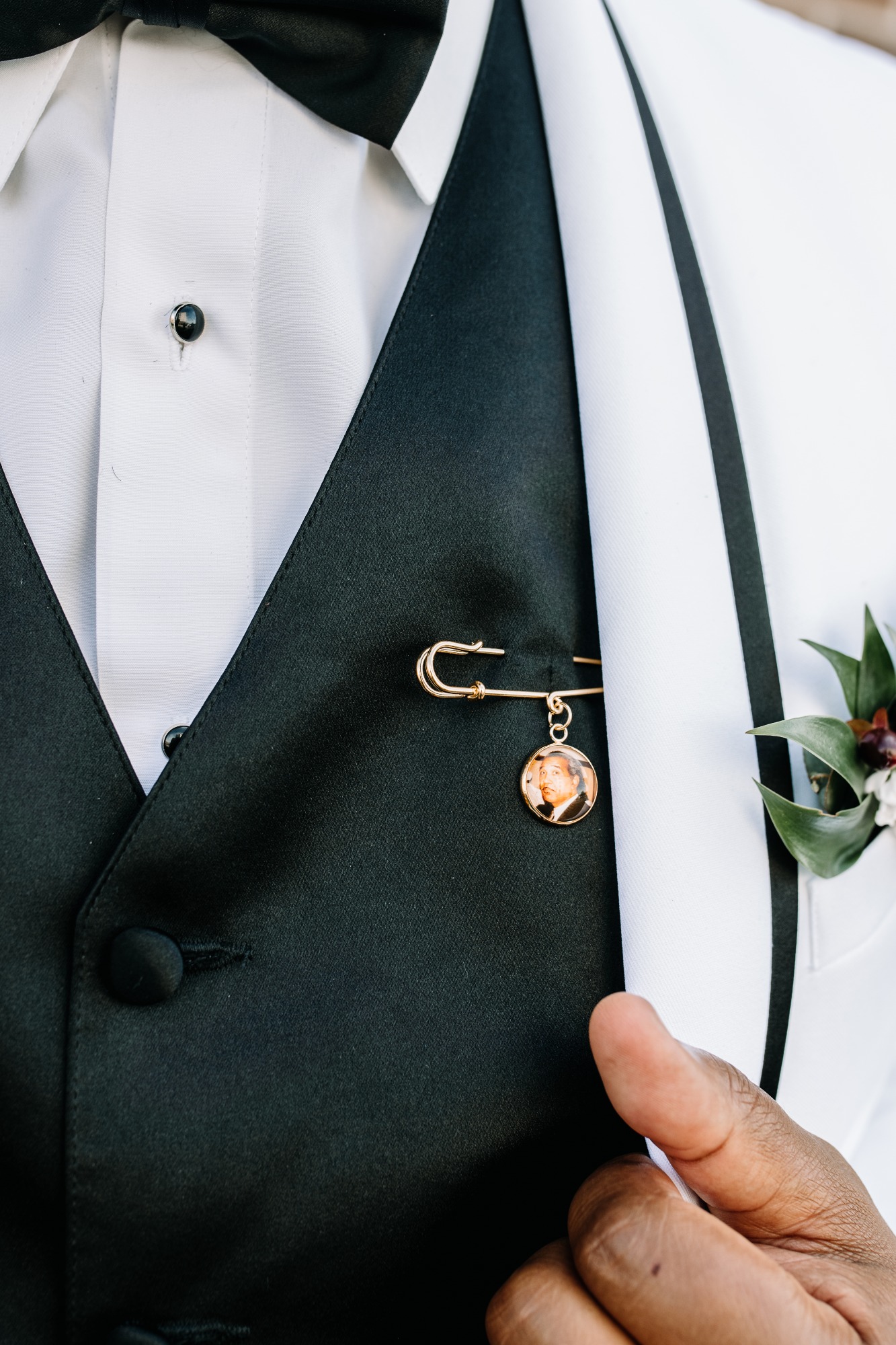 groom in white suit