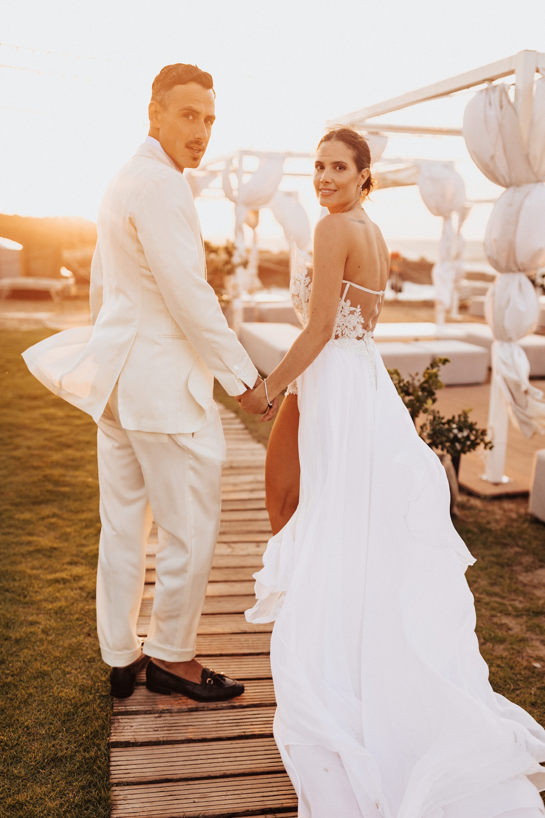 flowy wedding dresses for beach wedding