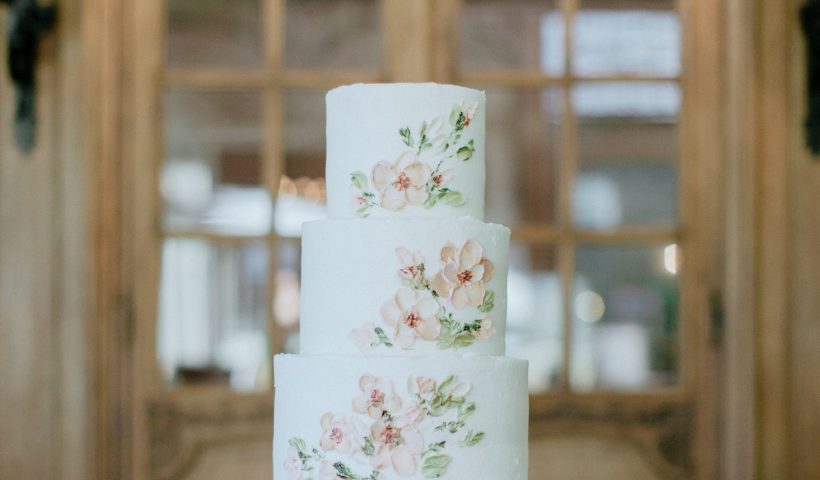 A luxe country club wedding that created a glamorous garden set-up