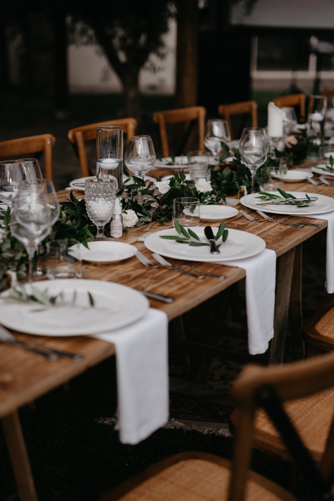 natural wood and green tablerunner