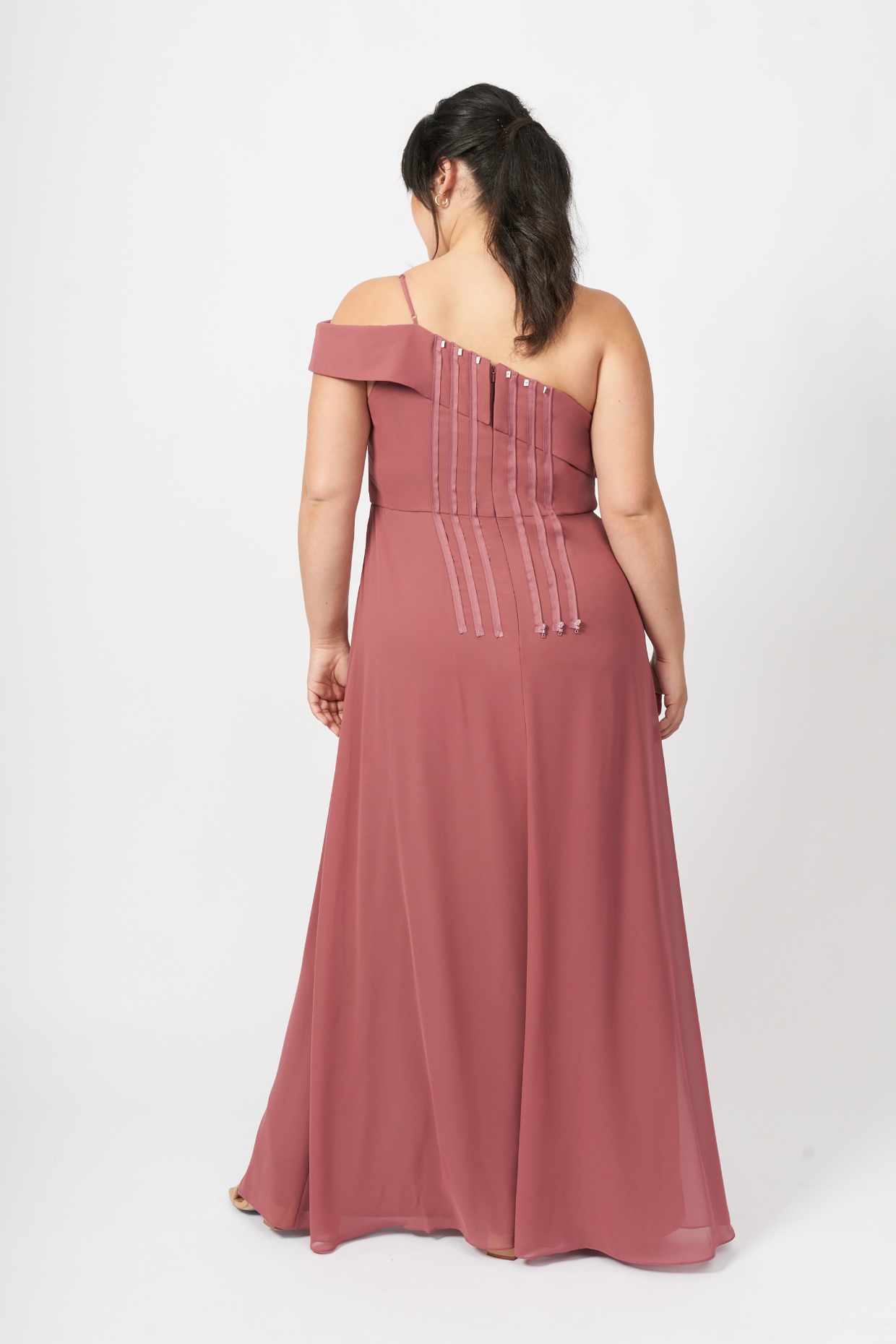 Effortless bridesmaid fitting: with size ranged zippers from Leading Ladies LA