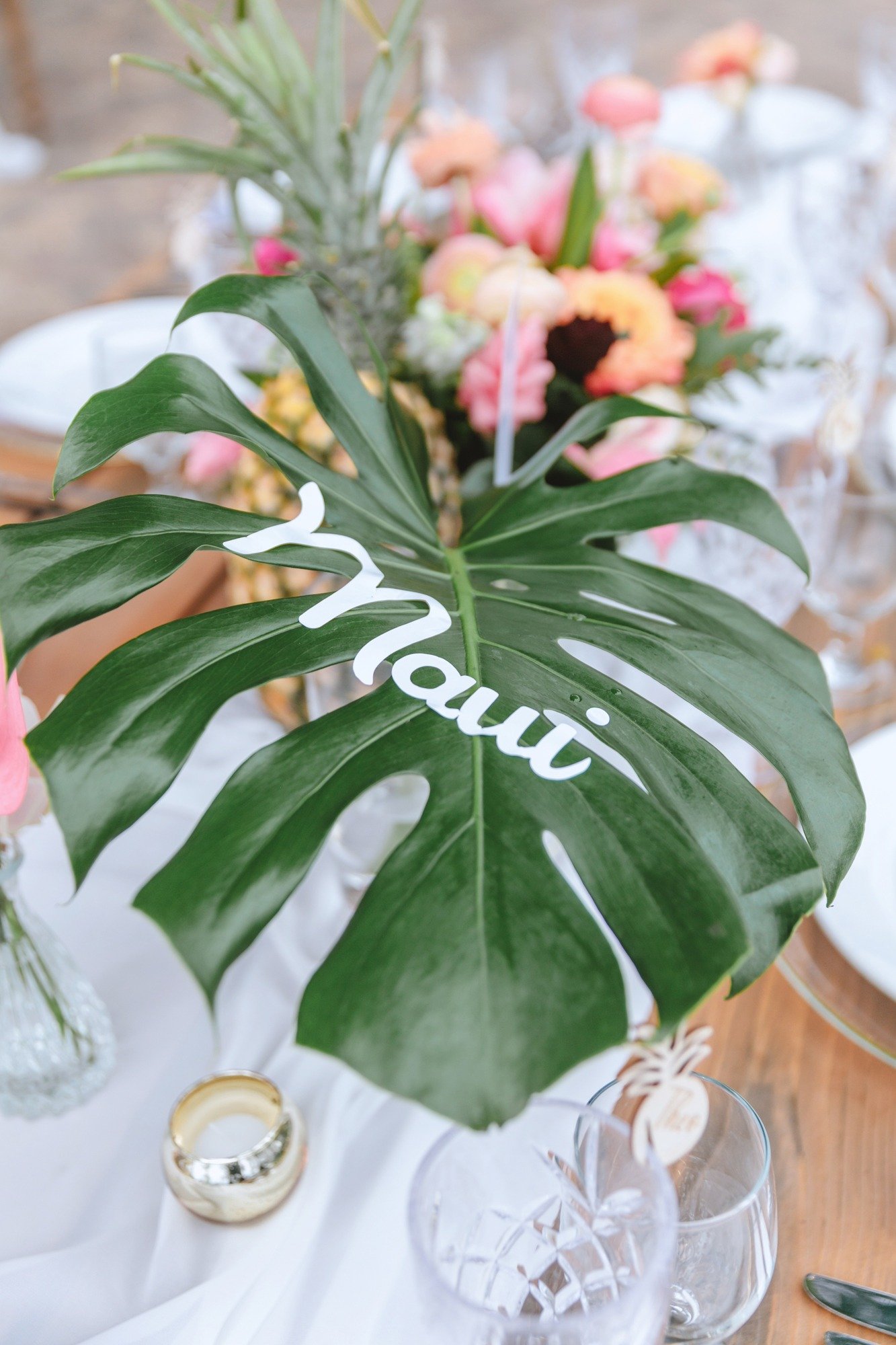 Monstera leaf table sign