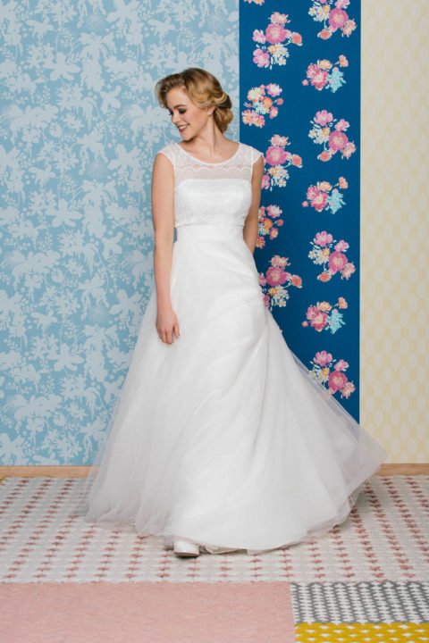 Short wedding dress with tulle skirt