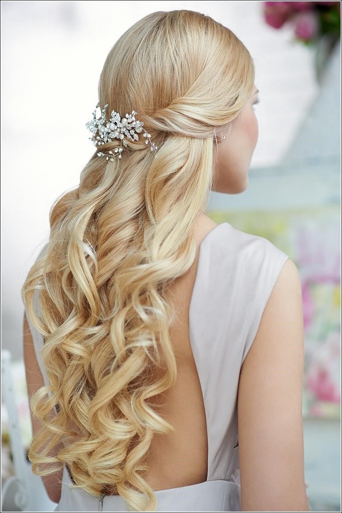 long blonde hair like a Princess more beautiful hair accessories like leaves simple wedding hairstyles