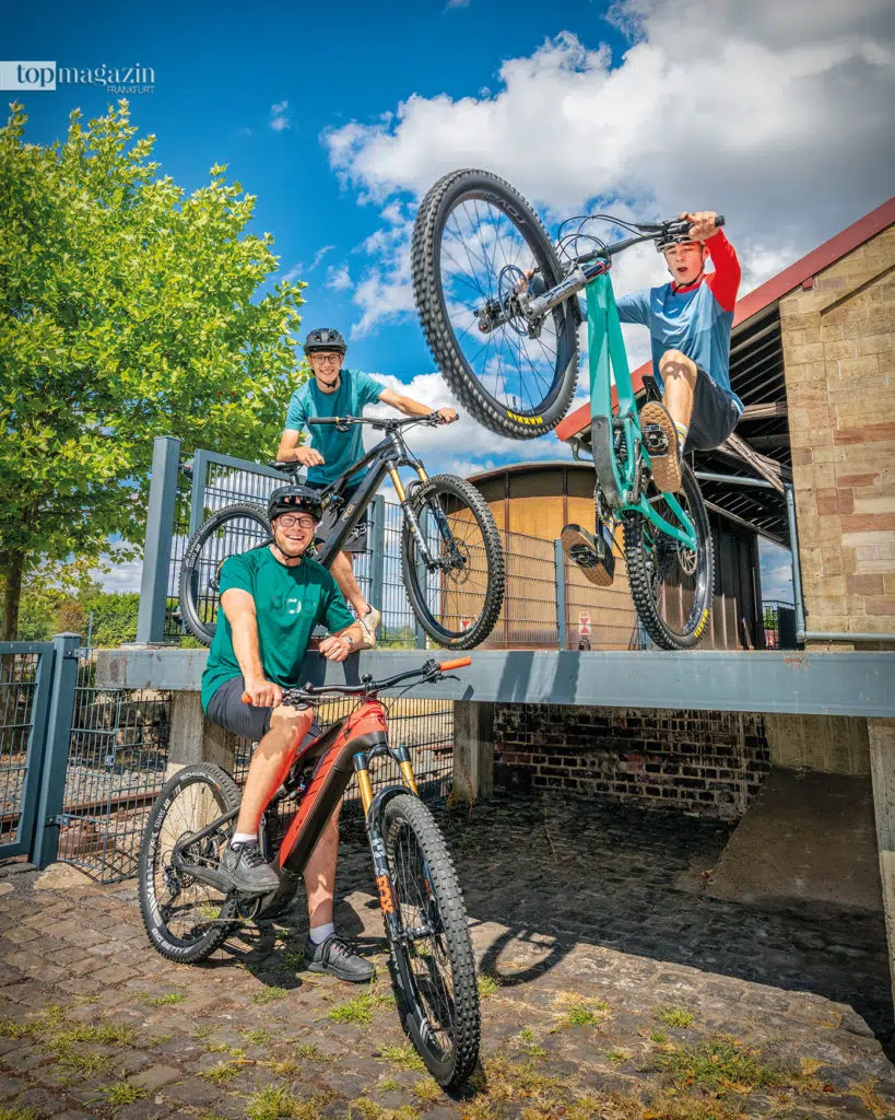 Bike-Fans und absolute Downhill-Asse: Top-Banker Marcel Becker und seine Söhne Nils und Max (r.) vor der 2RadGalerie in Hünfeld