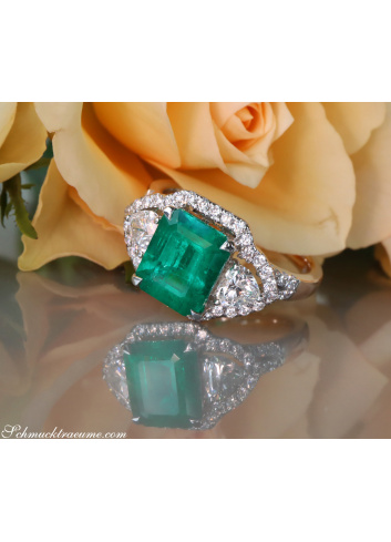 Colombian emerald Ring with diamonds