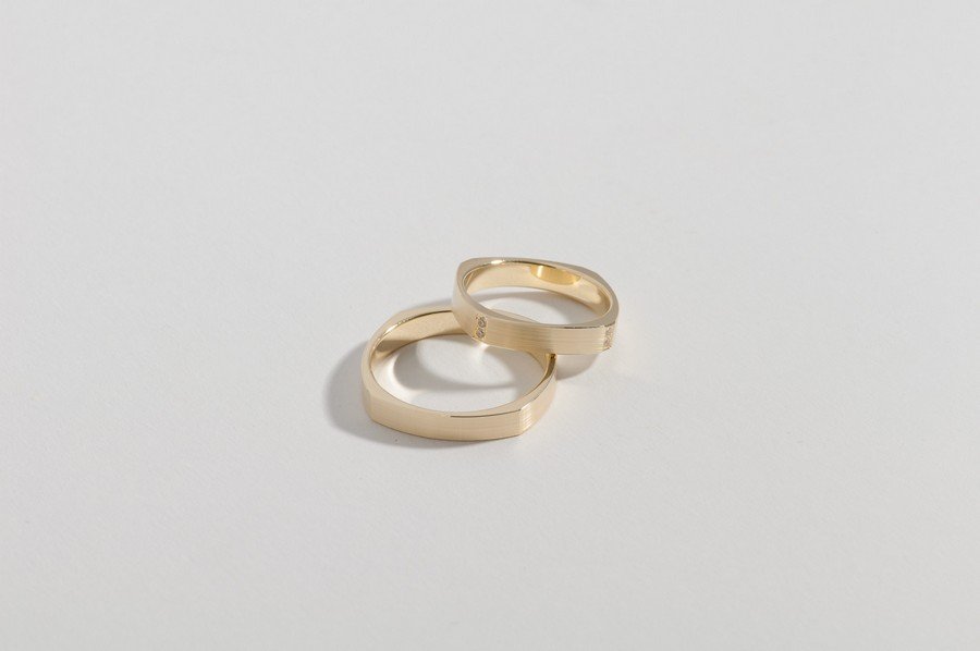 Set modern wedding rings made of Gold in the geometric Design of Anja Schubert goldsmith (Frida jewellery Munich)