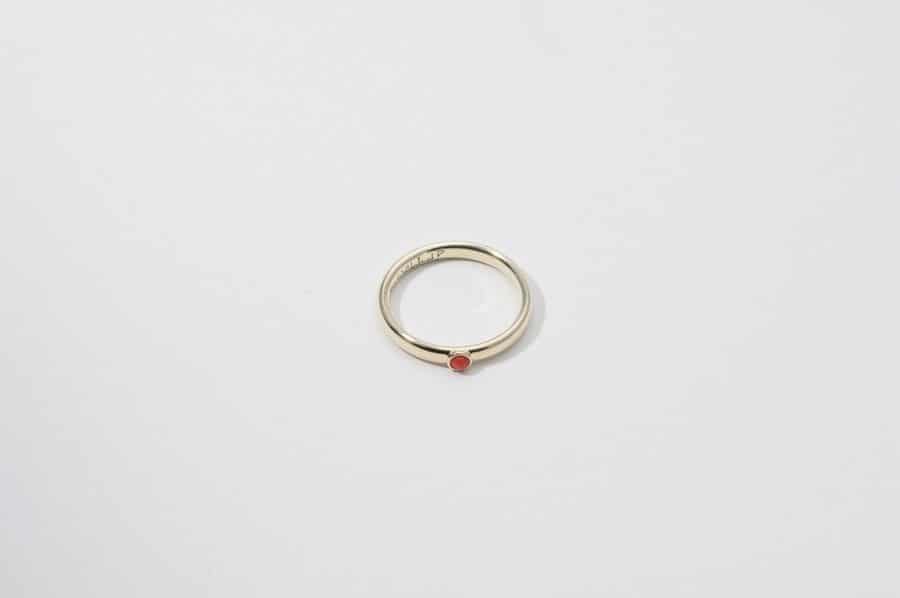 Sweet, modern engagement ring with a coral-colored solitaire by Anja Schubert goldsmith (Frida jewellery Munich)