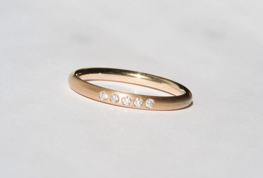 Romantic wedding ring with five diamonds in Gold by Anja Schubert goldsmith (Frida jewellery Munich)