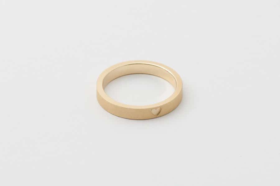 Subtle delicate wedding rings engraved with the heart of Anja Schubert goldsmith (Frida jewellery Munich)