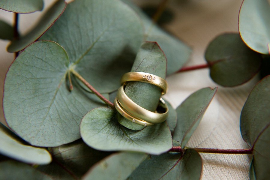 Engagement ring and wedding rings in Gold with delicate diamonds of goldsmith Judith Lorenz (Skusa jewelry stories) from Munich