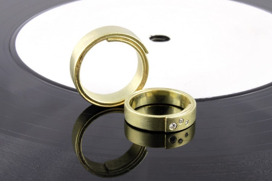 Modern wedding rings with an unusual Design, overlapping, with the stones of the goldsmiths Form and value in Nuremberg, Germany