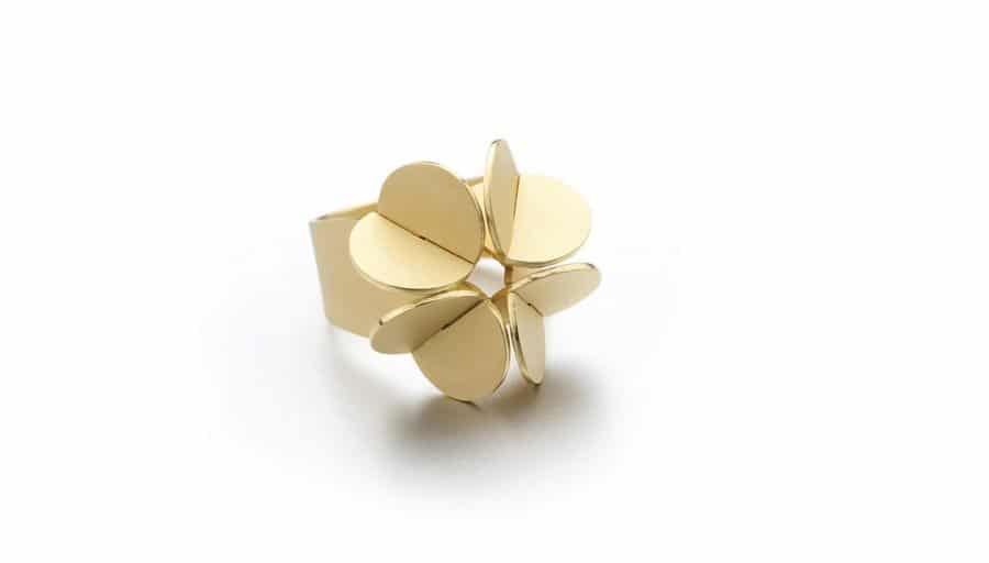 Engagement ring in a modern Gold Design with stylized petals by Johanna Otto goldsmith Munich