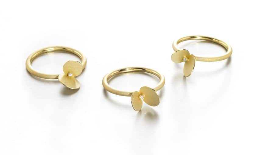 Engagement ring in a modern Gold Design with stylized petals by Johanna Otto goldsmith Munich