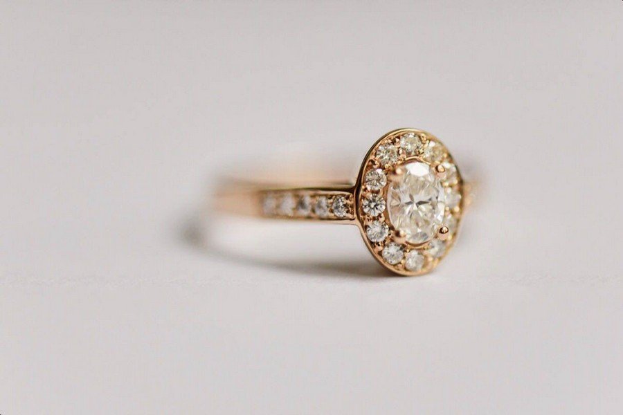 Engagement ring in a Vintage Design with solitaire and small diamonds from Gold by Nathalie Bleyer goldsmith in Vienna