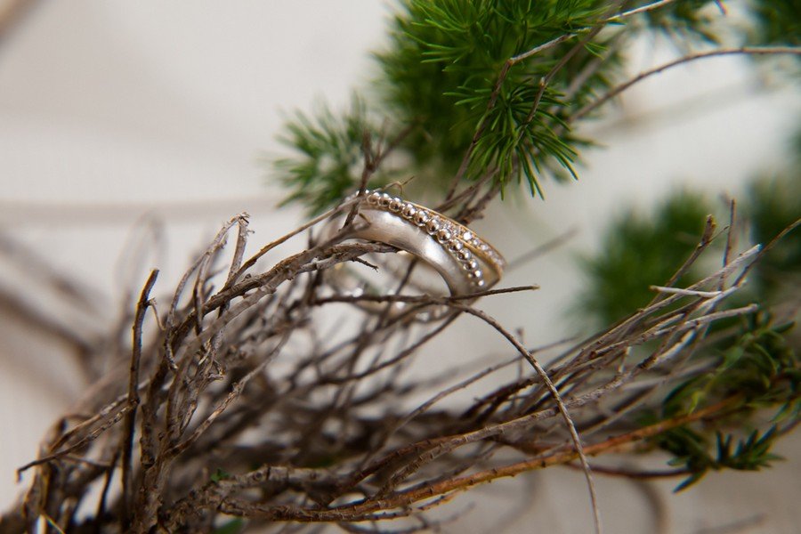 Wedding ring made of white gold and platinum with bead-clip-on ring is made of Gold and a classic Eternity Ring with diamonds in Gold from the goldsmith Judith Lorenz (Skusa jewelry stories) from Munich