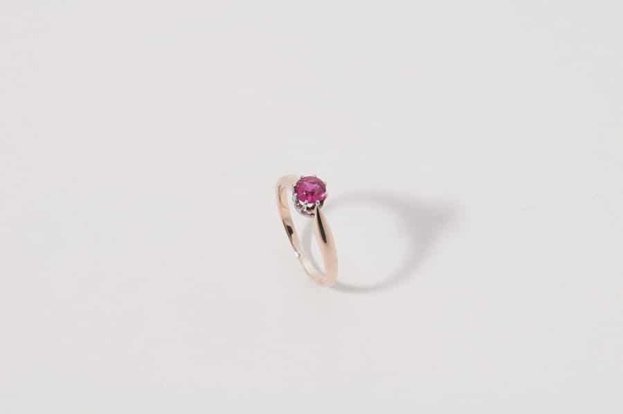 A classic engagement ring in a Vintage look with pink solitaire by Anja Schubert goldsmith (Frida jewellery Munich)