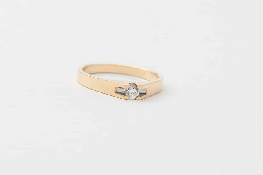 Modern engagement ring with a prong setting and solitaire in Gold by Anja Schubert goldsmith (Frida jewellery Munich)