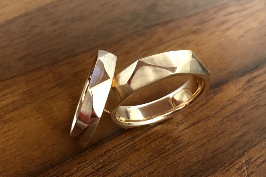 Modern wedding rings in Gold in a zig-zag Design of the goldsmiths Form and value in Nuremberg, Germany