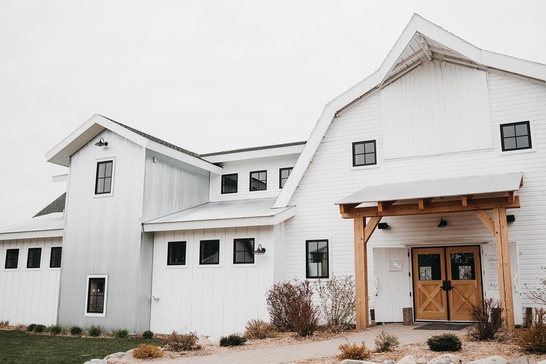 white barn wedding venue in the midwest