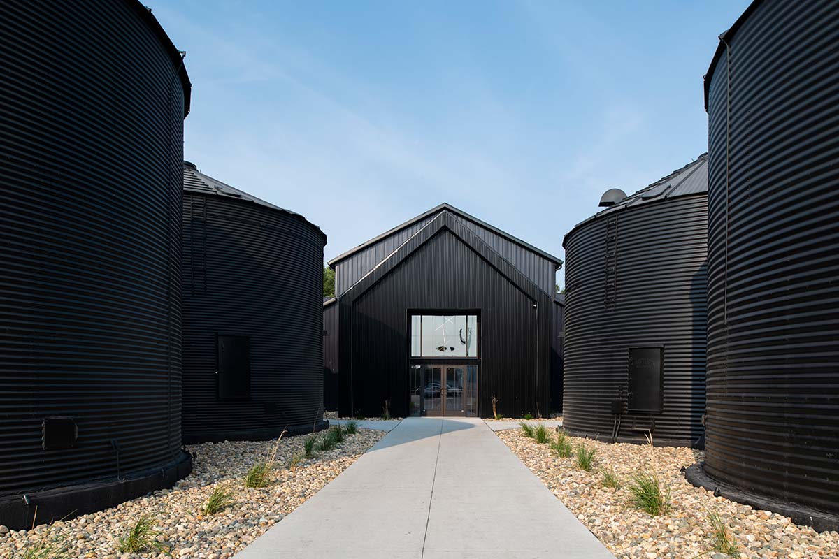 Pines Black black barn wedding venue in the midwest