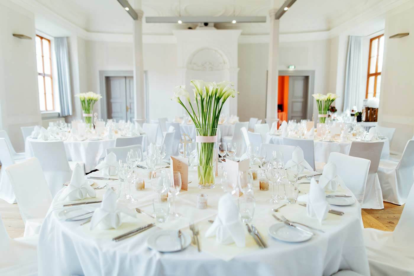 Table decoration for the wedding with Callas