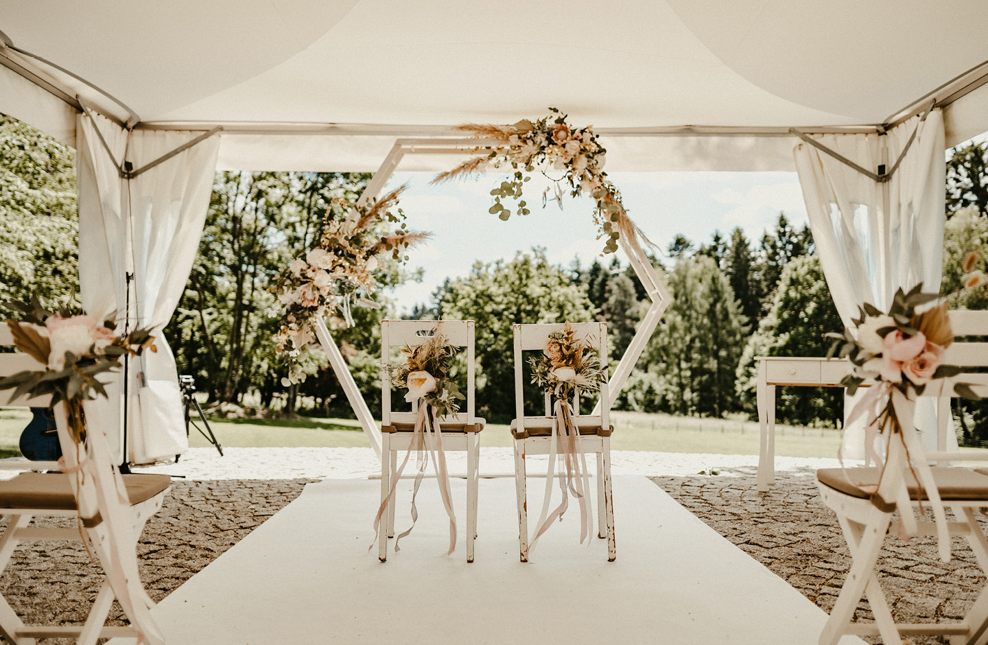 Wedding Deco-Trend 2023: Traubogen decorated with flowers and pampas grass