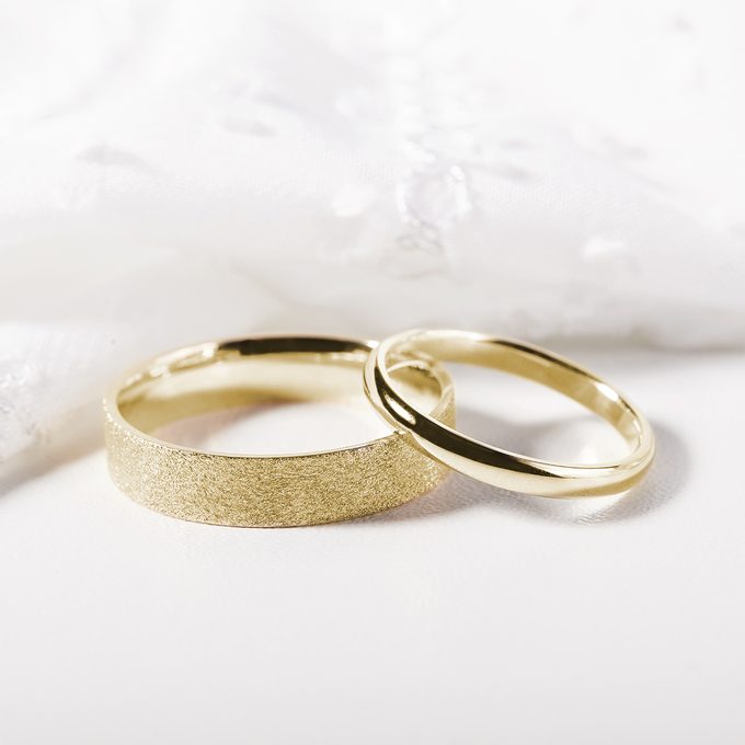 Wedding rings with sandblasting in yellow gold - KLENOTA