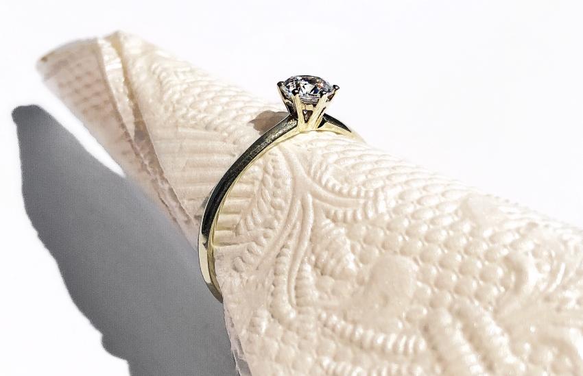 Solitaire ring in Gold