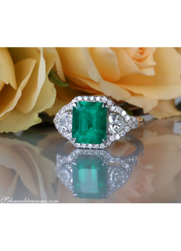 Colombian emerald Ring with diamonds