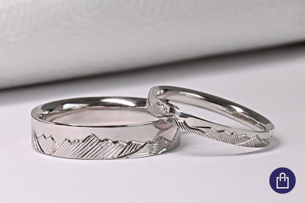 Wedding bands with the engraving of the mountain motifs