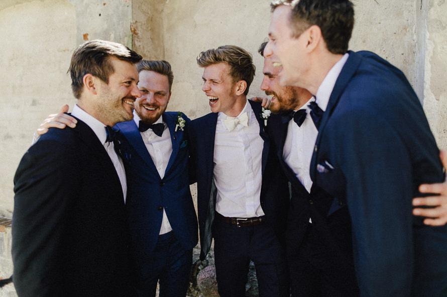 Wedding Pose with the Groomsmen is a fun idea at the Party to the wedding.