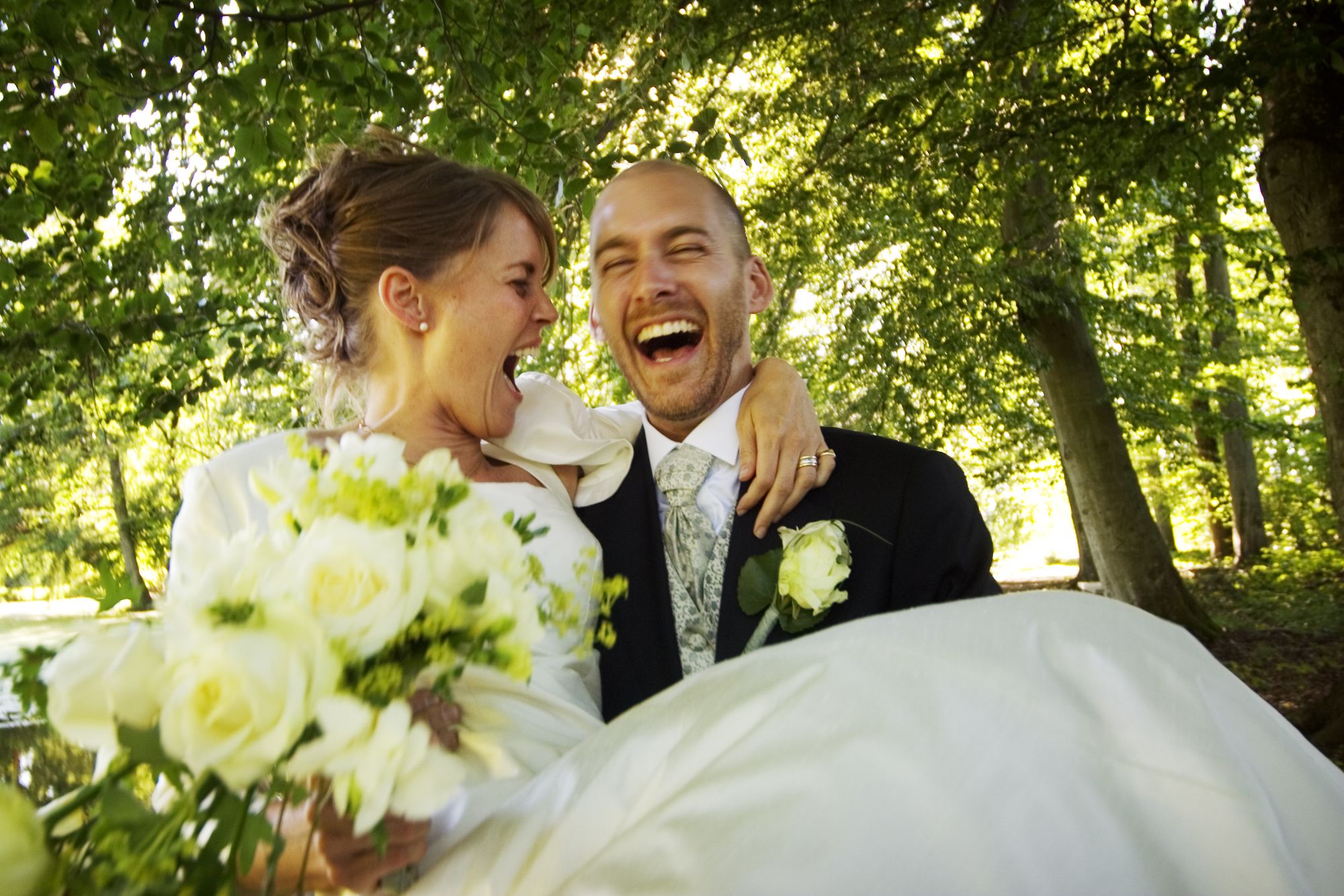 Evergreen among the classics after the Wedding: the bride over the threshold to wear! 