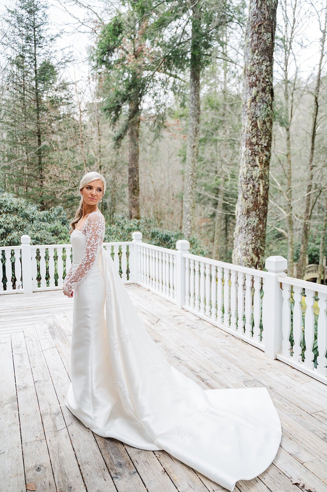 Timeless and elegant Southern bride fashion