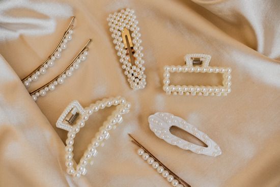 Barrettes with pearls - wedding trend 2022