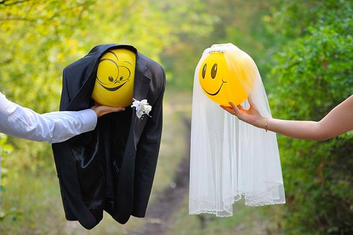 Wedding pictures fun with balloons