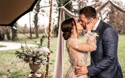 Intimate Chalet Wedding Inspiration for a modern elegant wedding in a rustic Chalet