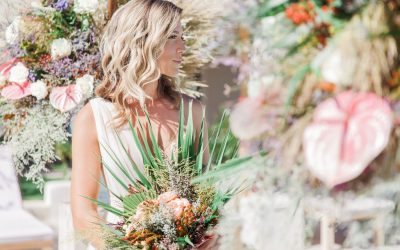 Crystal Waters & Floral Fireworks – A sun-drenched Inspiration for floral weddings in Greece