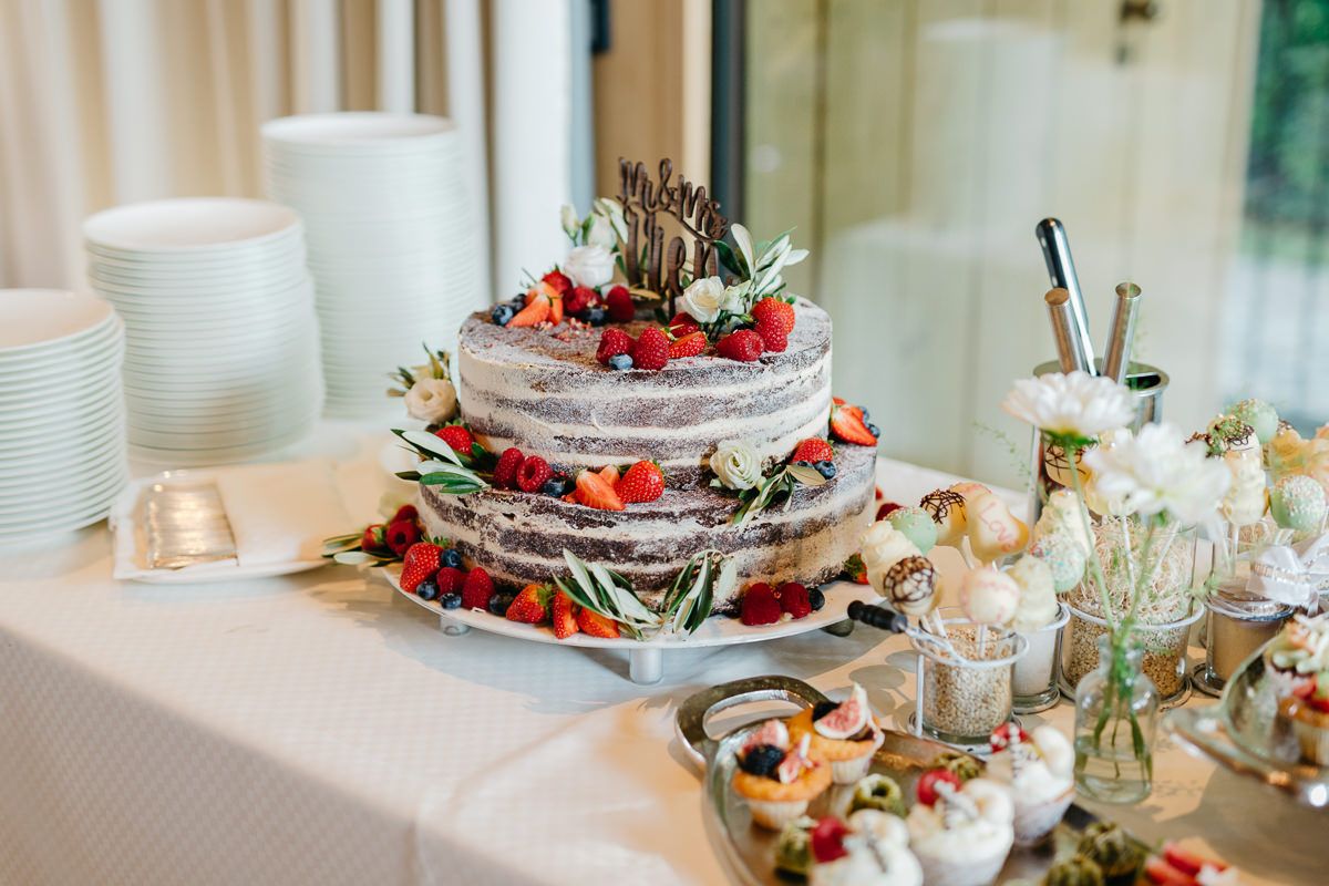 A naked Cake is on the table