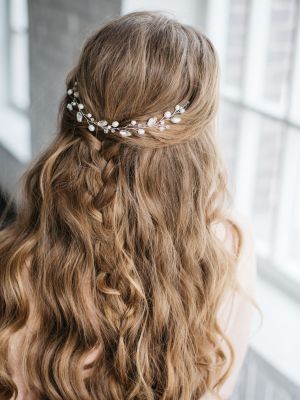 Half up hairstyle plugged with braid combined