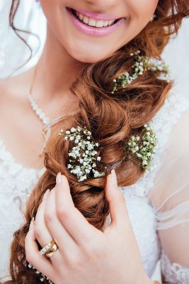 Beautiful flower jewelry complemented the romantic braided hairstyle