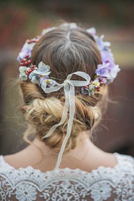 Flower Crowns are wedding hairstyle in summer, a beautiful choice