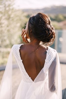 A loose, low bun with the sun as a wedding hairstyle