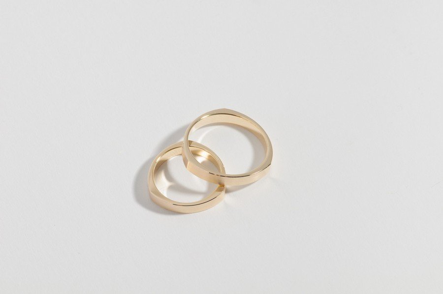 Set modern wedding rings made of Gold in the geometric Design of Anja Schubert goldsmith (Frida jewellery Munich)