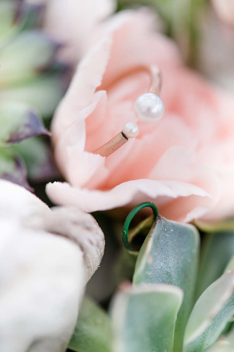 Bezubernder, exceptional, open engagement ring with beads of Gold by Nathalie Bleyer goldsmith in Vienna