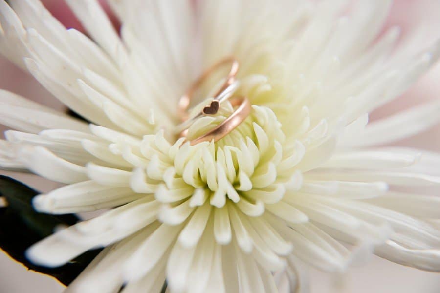 Modern wedding bands made of rose gold and white gold engagement ring with a heart of gold, his wife Judith Lorenz (Skusa jewelry stories) from Munich