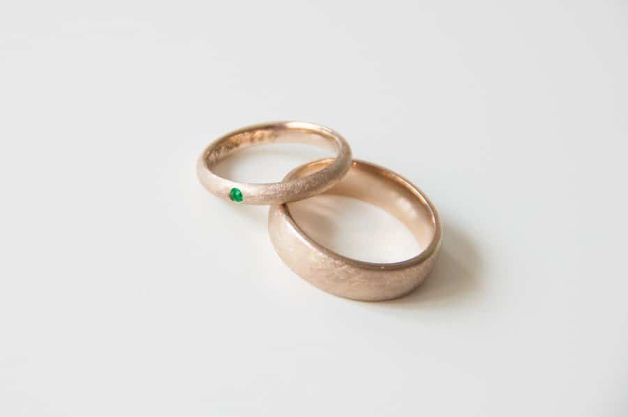 Wedding rings/wedding rings in matte gold with a green stone in the Set of Anja Schubert goldsmith (Frida jewellery Munich)