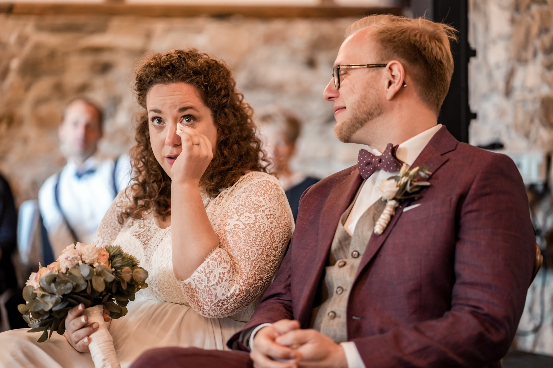 Free Wedding on Hofgut Rodenstein in Hessen | Traurednerin Maren Weyel | bouquet & bow tie